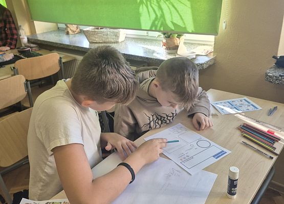 uczniowie pracują w grupie