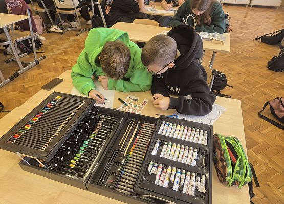 uczniowie pracują w grupie