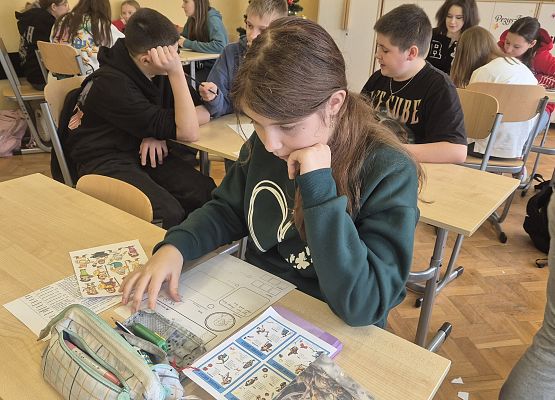 uczniowie pracują w grupie