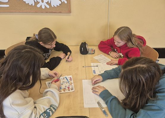 uczniowie pracują w grupie