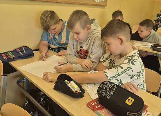 uczniowie pracują w grupie