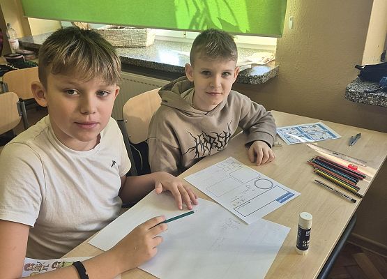 uczniowie pracują w grupie