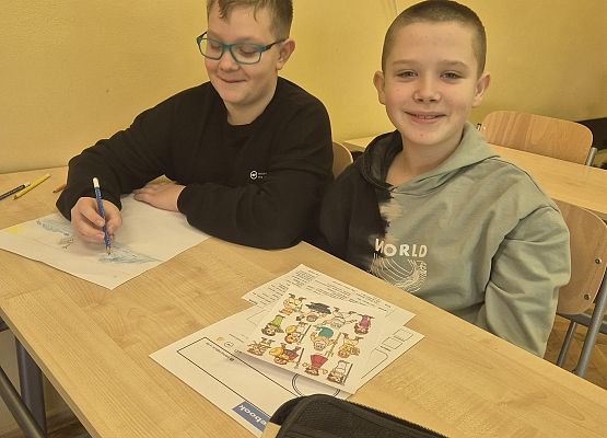 uczniowie pracują w grupie