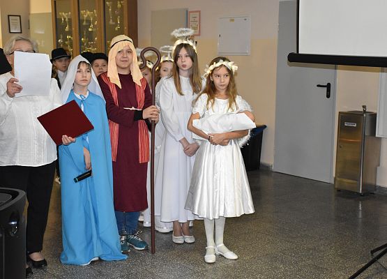 uczniowie podczas świątecznych występów