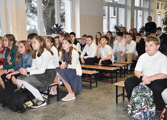 uczniowie podczas świątecznych występów