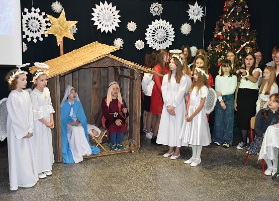 uczniowie podczas świątecznych występów