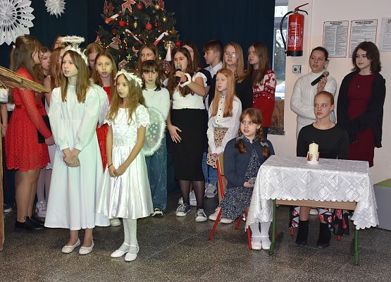 uczniowie podczas świątecznych występów