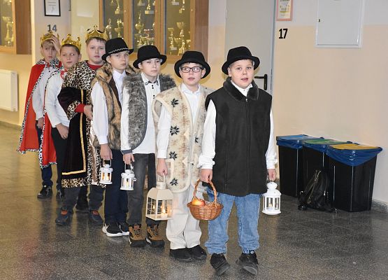 uczniowie podczas świątecznych występów