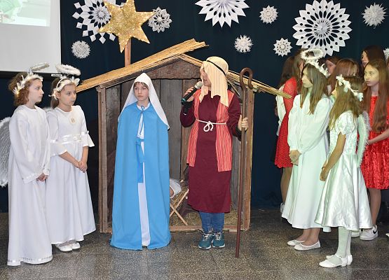 uczniowie podczas świątecznych występów