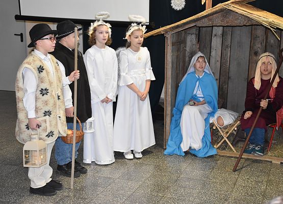 uczniowie podczas świątecznych występów