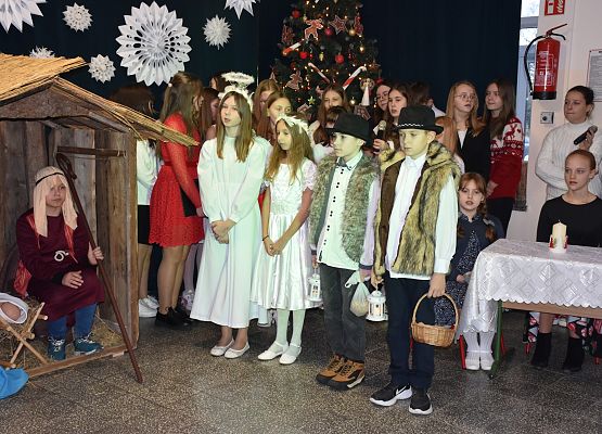 uczniowie podczas świątecznych występów
