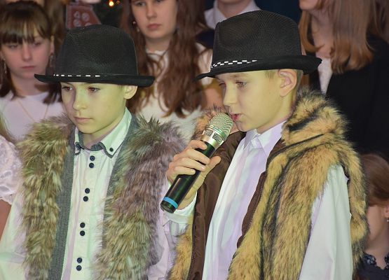 uczniowie podczas świątecznych występów