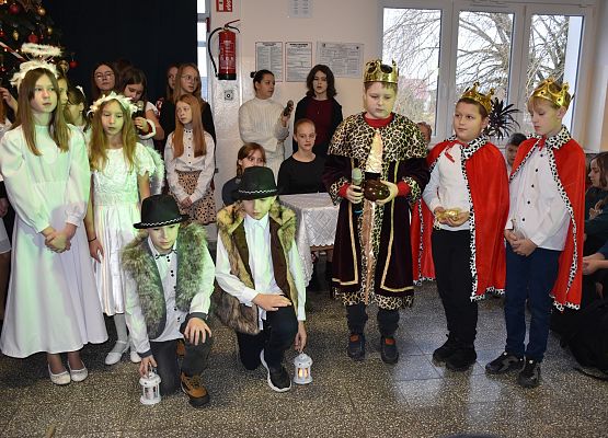 uczniowie podczas świątecznych występów