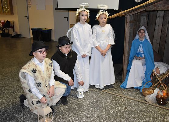 uczniowie podczas świątecznych występów