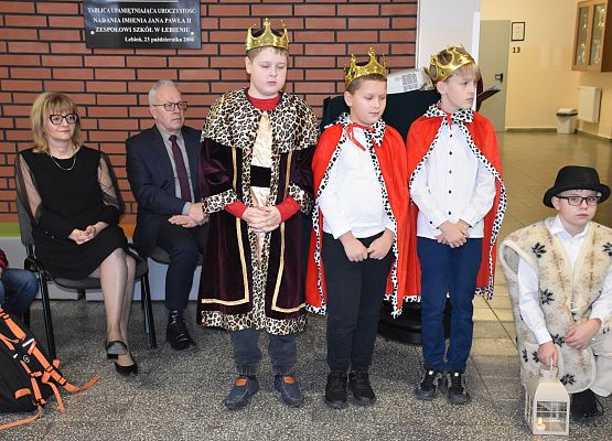 uczniowie podczas świątecznych występów