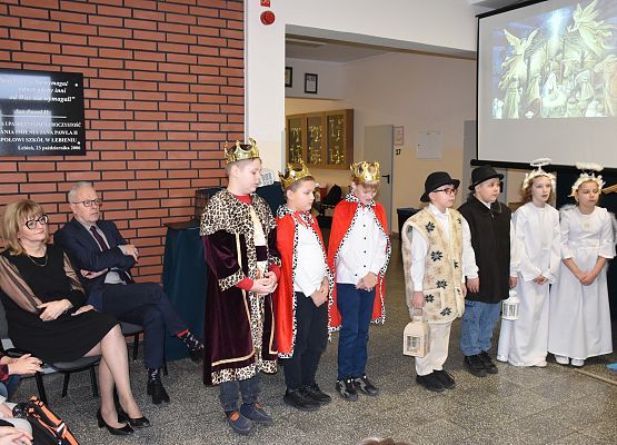 uczniowie podczas świątecznych występów