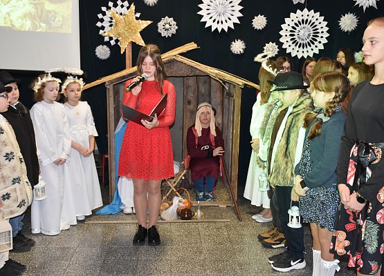 uczniowie podczas świątecznych występów
