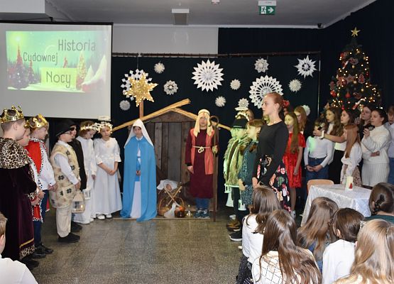 uczniowie podczas świątecznych występów
