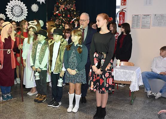 uczniowie podczas świątecznych występów