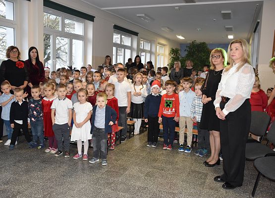 dzieci i nauczyciele przed rozpoczęciem przedstawienia