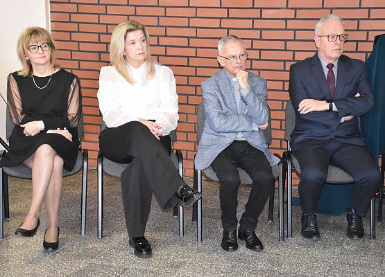 od lewej: pani wicedyrektor, przewodnicząca Rady Rodziców, ksiądz proboszcz i dyrektor szkoły