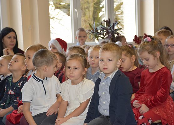 dzieci oglądają jasełka