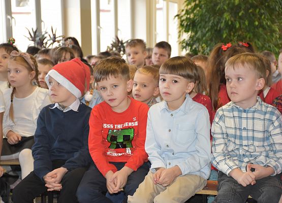 dzieci oglądają jasełka