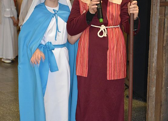 uczniowie podczas świątecznego przedstawienia