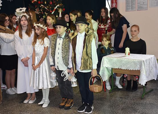 uczniowie podczas świątecznego przedstawienia