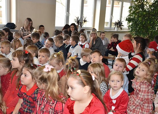 dzieci podczas przedstawienia