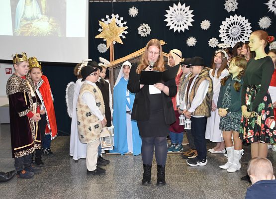 uczniowie podczas świątecznego przedstawienia