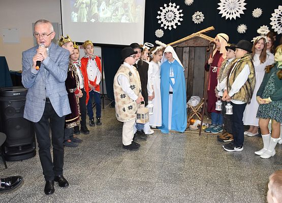 ksiądz składa życzenia