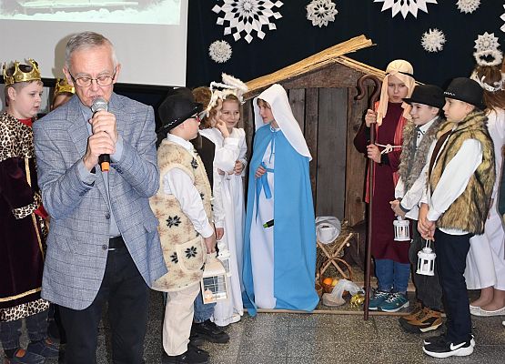 ksiądz składa życzenia