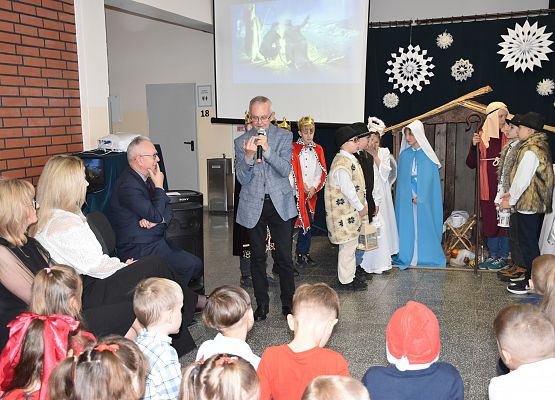 ksiądz składa życzenia