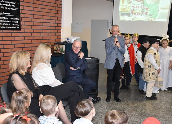 ksiądz składa życzenia