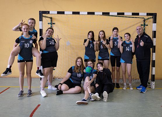 drużyna dziewcząt z trenerem