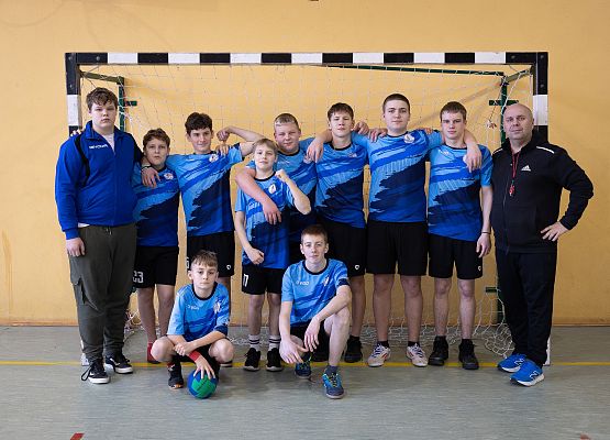 drużyna chłopców z trenerem