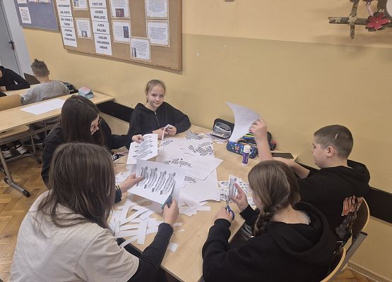 uczniowie przygotowują fragmenty wiersza