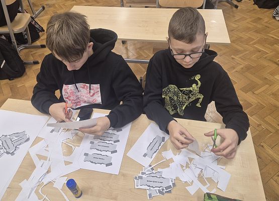 uczniowie wycinają skrawki