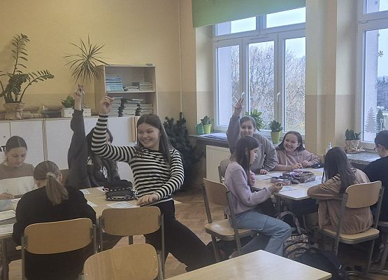 uczniowie grają w bingo