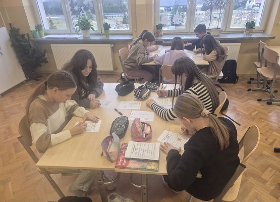 uczniowie grają w bingo