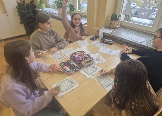 dziewczynka zgłasza bingo