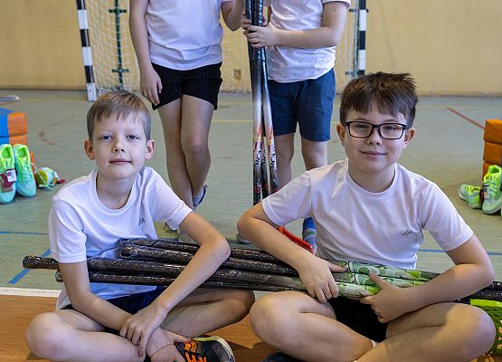 uczniowie prezentują nowy sprzęt sportowy