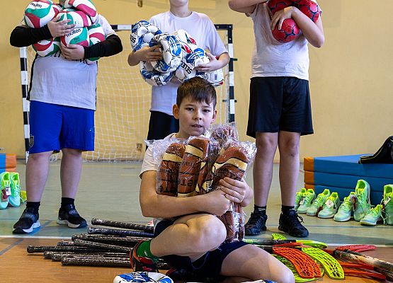 uczniowie prezentują nowy sprzęt sportowy