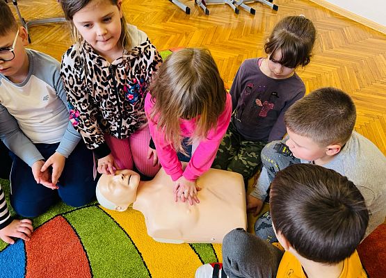 dziewczynka ćwiczy  na manekinie