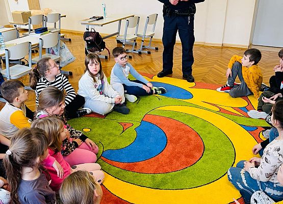 policjant prowadzi zajęcia