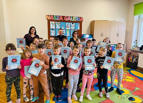 uczniowie prezentują dyplomy