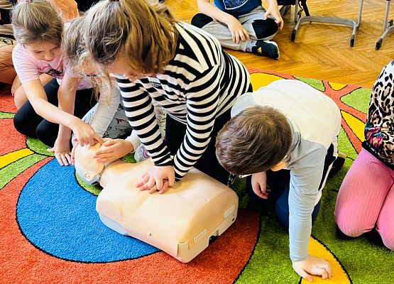 dziewczynka ćwiczy  na manekinie