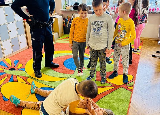 dzieci wykonują zadania z udzielania pierwszej pomocy