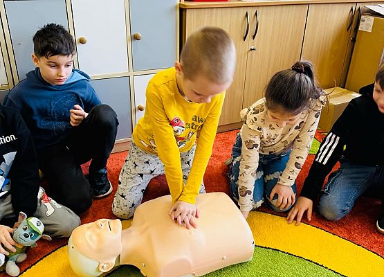 chłopiec ćwiczy  na manekinie